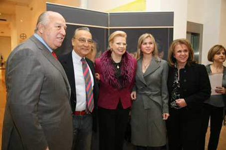 2008: Ο Γιάννης Φιλίππου με την συζυγό του Βίκυ, τις αδελφές του και τον Μάκη Μάτσα
